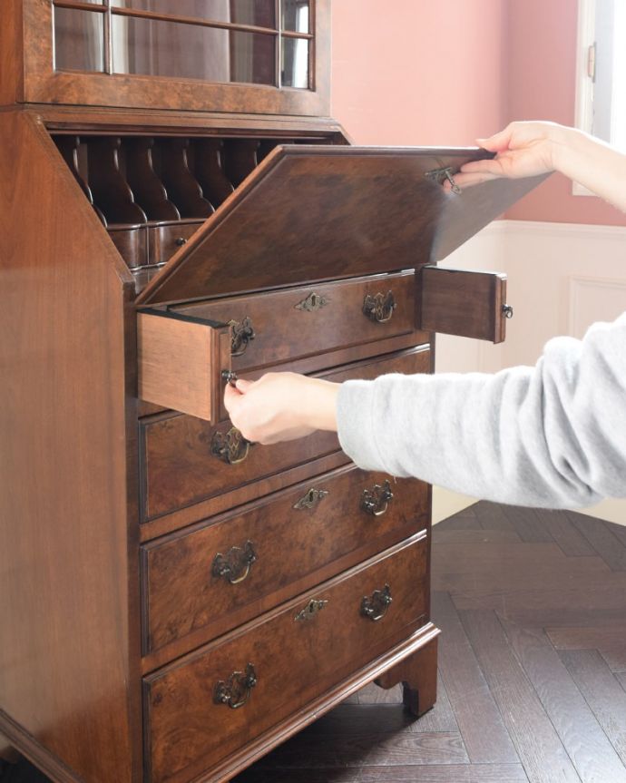 ビューロー アンティーク家具 英国のアンティーク家具、木目が美しいビューローブックケース。あっという間にデスクに変身扉を前に倒すだけで、あっという間にデスクが登場!どんな場所にも似合う「魅せるデスク」です。(k-2742-f)