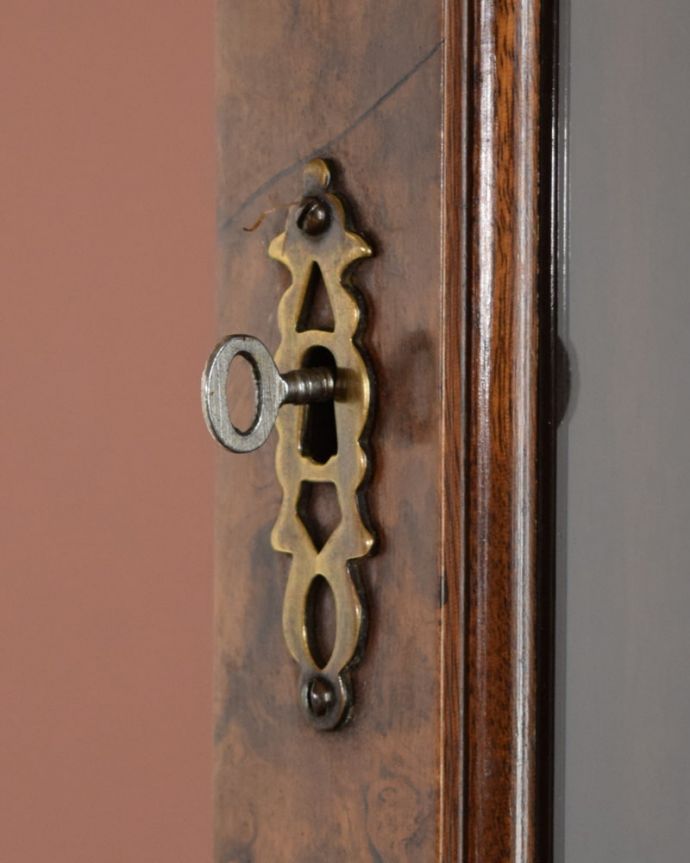 ビューロー アンティーク家具 英国のアンティーク家具、木目が美しいビューローブックケース。開ける度にワクワクカギも使えるように修復してあります。(k-2742-f)