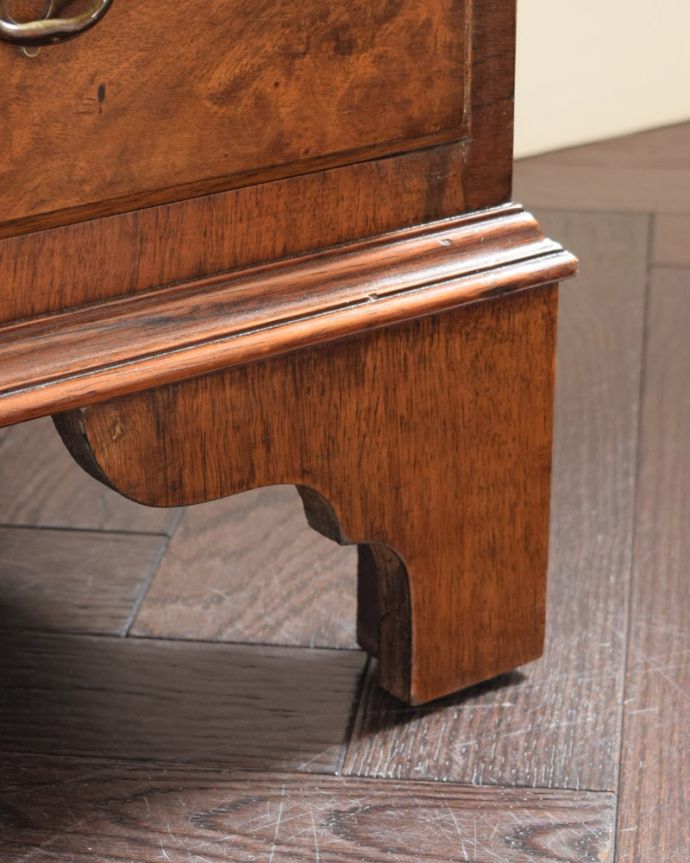 ビューロー アンティーク家具 英国のアンティーク家具、木目が美しいビューローブックケース。女性でも運べちゃう理由は・・・Handleのアンティークは、脚の裏にフェルトキーパーをお付けしていますので、重い家具でも床を滑らせれて移動する事が出来ます。(k-2742-f)
