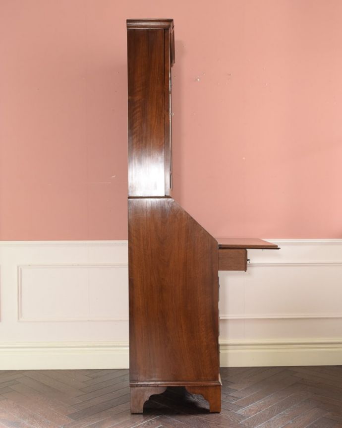 ビューロー アンティーク家具 英国のアンティーク家具、木目が美しいビューローブックケース。横から見た姿もステキ横から見てみるとこんな感じです。(k-2742-f)