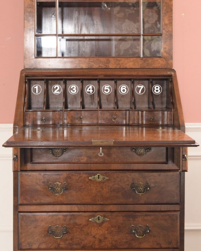 ビューロー アンティーク家具 英国のアンティーク家具、木目が美しいビューローブックケース。お片付け上手のヒミツ扉の中身はこんなに細かく仕切られています。(k-2742-f)