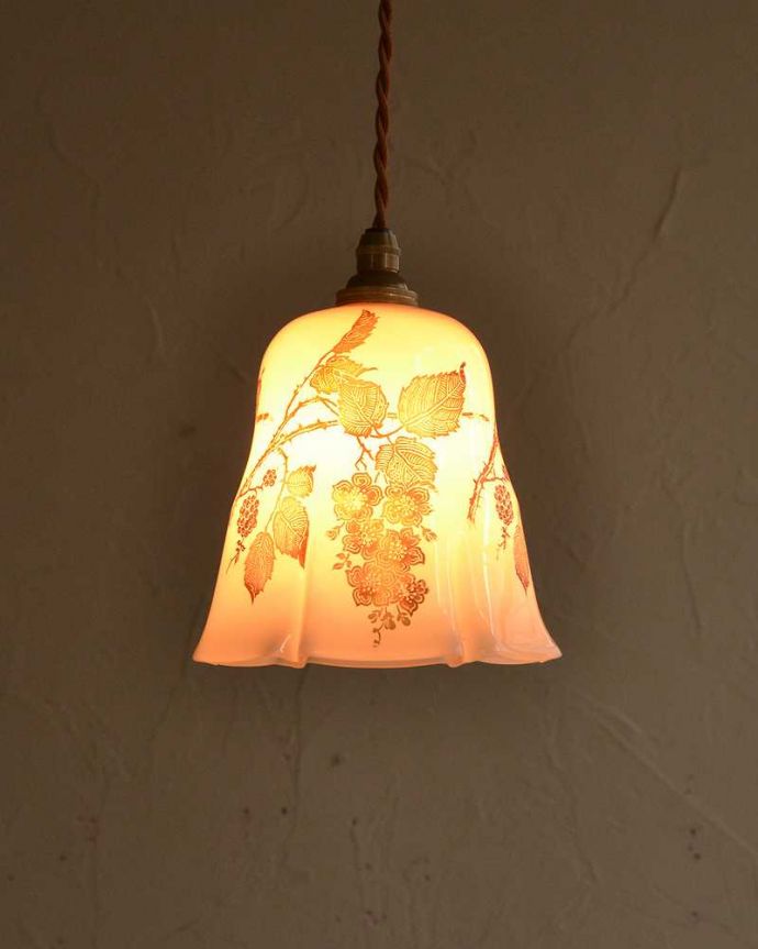 ペンダントライト　照明・ライティング　木の実のデザインとピンクの色合いが優しいアンティークシェード（コード・シャンデリア電球・ギャラリーなし）。。(k-2742-z)