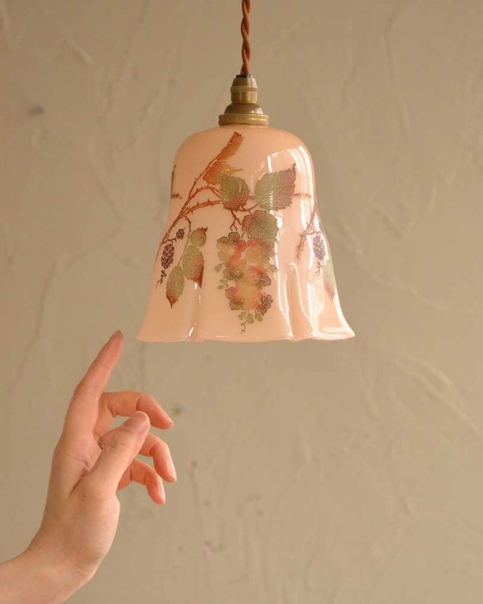 ペンダントライト　照明・ライティング　木の実のデザインとピンクの色合いが優しいアンティークシェード（コード・シャンデリア電球・ギャラリーなし）。。(k-2742-z)