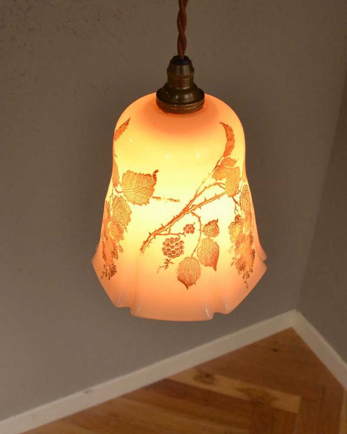 ペンダントライト　照明・ライティング　木の実のデザインとピンクの色合いが優しいアンティークシェード（コード・シャンデリア電球・ギャラリーなし）。。(k-2742-z)