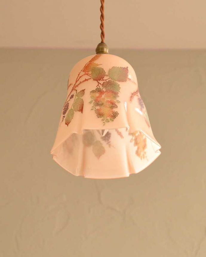 ペンダントライト　照明・ライティング　木の実のデザインとピンクの色合いが優しいアンティークシェード（コード・シャンデリア電球・ギャラリーなし）。。(k-2742-z)