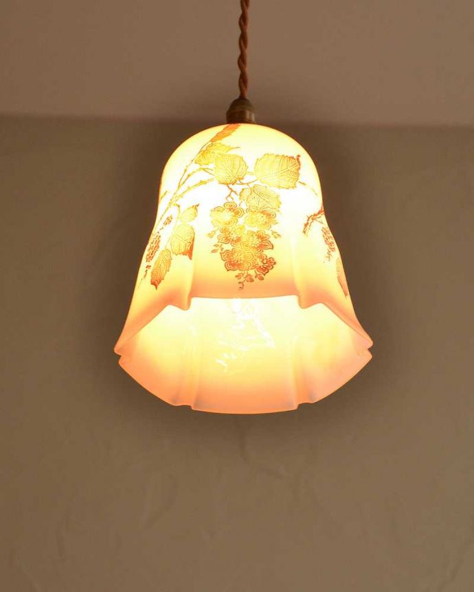 ペンダントライト　照明・ライティング　木の実のデザインとピンクの色合いが優しいアンティークシェード（コード・シャンデリア電球・ギャラリーなし）。。(k-2742-z)