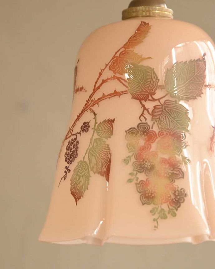 ペンダントライト　照明・ライティング　木の実のデザインとピンクの色合いが優しいアンティークシェード（コード・シャンデリア電球・ギャラリーなし）。。(k-2742-z)