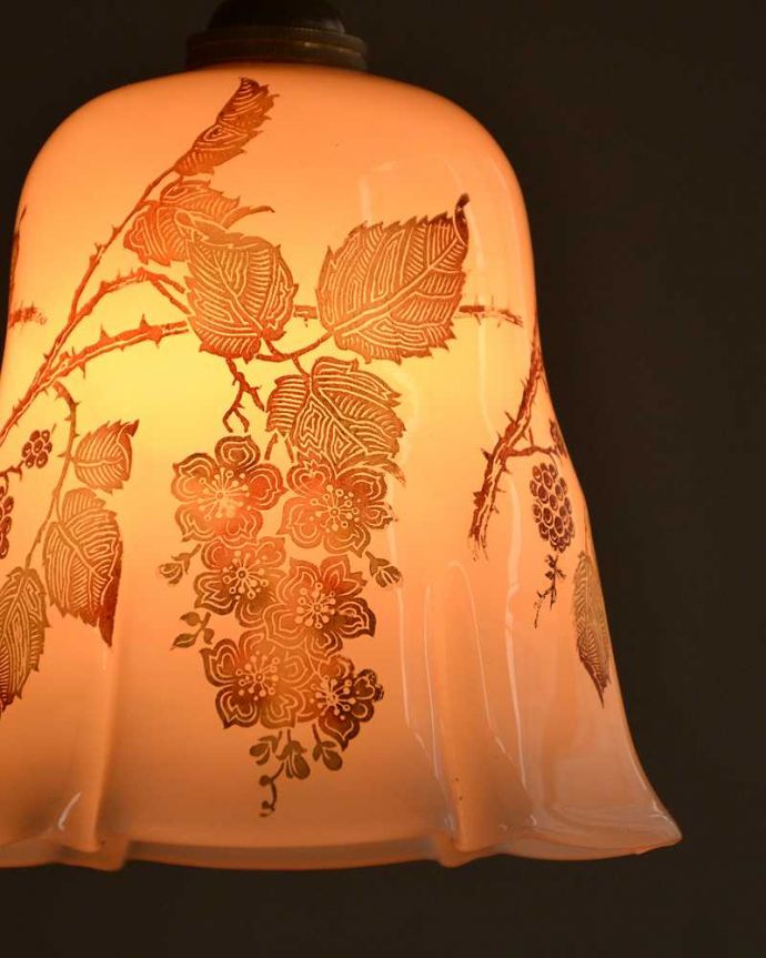 ペンダントライト　照明・ライティング　木の実のデザインとピンクの色合いが優しいアンティークシェード（コード・シャンデリア電球・ギャラリーなし）。。(k-2742-z)