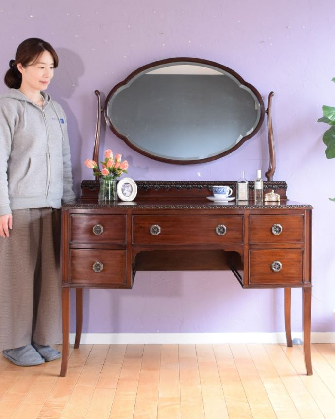 アンティークのドレッサー　アンティーク家具　英国アンティークのドレッサー、ミラーの形が美しいドレッシングチェスト（鏡台）。大きな鏡を見る度に毎日が楽しくなるドレッシングチェストミラーが付いた女性のための家具ドレッシングチェスト。(k-2744-f)