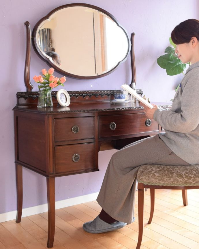 アンティークのドレッサー　アンティーク家具　英国アンティークのドレッサー、ミラーの形が美しいドレッシングチェスト（鏡台）。自分だけの場所で過ごす自分だけの時間女性にとって特別な場所だから、ここに座っているだけでなんだかワクワクしちゃうんです。(k-2744-f)
