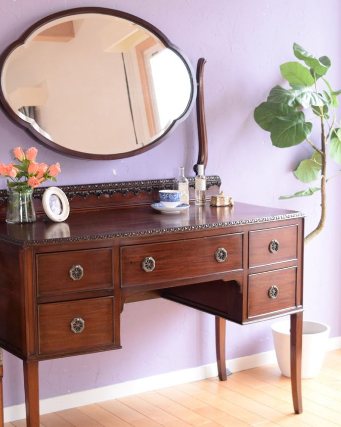 アンティークのドレッサー　アンティーク家具　英国アンティークのドレッサー、ミラーの形が美しいドレッシングチェスト（鏡台）。英国アンティークが持つ素材の華やかさ木目の美しさが際立つ英国アンティークらしいドレッシングチェスト。(k-2744-f)