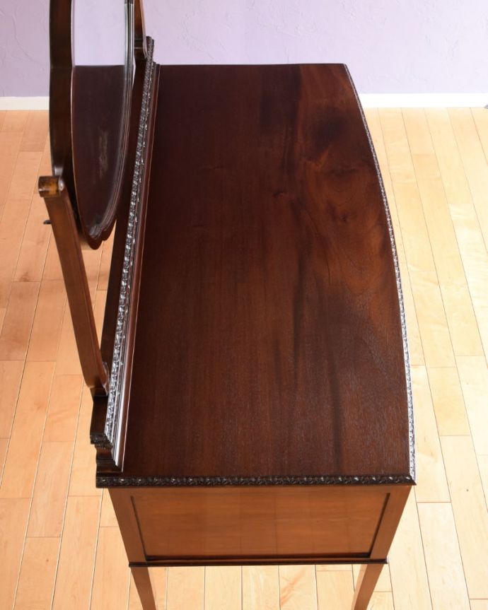 アンティークのドレッサー　アンティーク家具　英国アンティークのドレッサー、ミラーの形が美しいドレッシングチェスト（鏡台）。上から見てみると･･･アンティーク家具専門の職人がピッカピカにお直ししました。(k-2744-f)