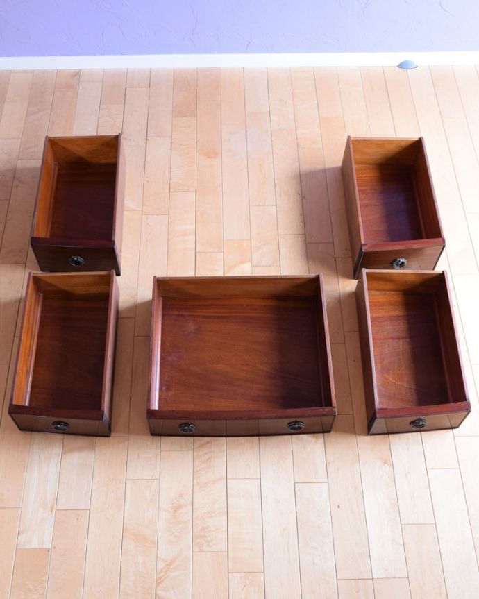 アンティークのドレッサー　アンティーク家具　英国アンティークのドレッサー、ミラーの形が美しいドレッシングチェスト（鏡台）。引き出しの中もキレイに修復しました収納としても使えるよう、もちろん引き出しの中も職人がキレイにお直ししました。(k-2744-f)