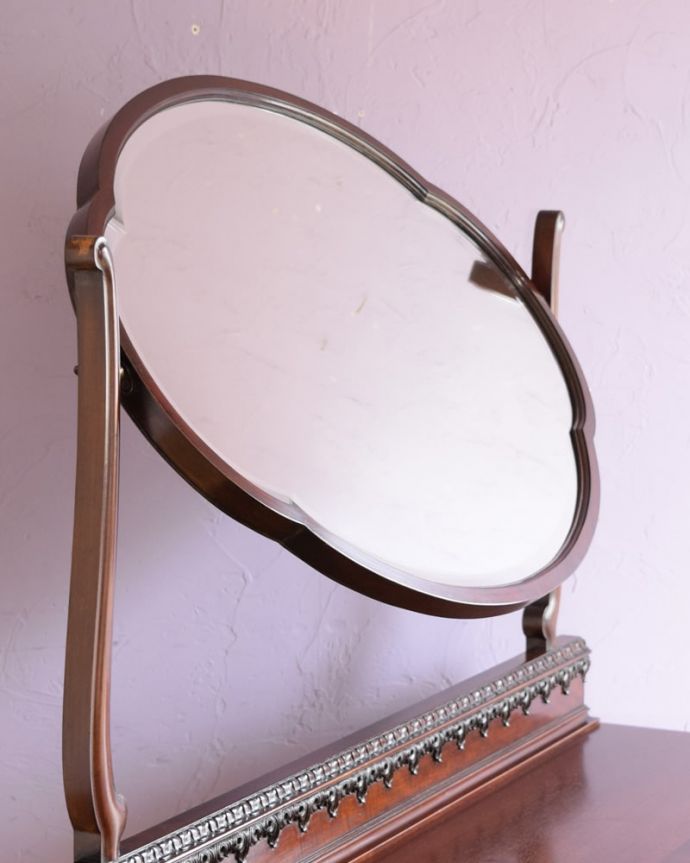 アンティークのドレッサー　アンティーク家具　英国アンティークのドレッサー、ミラーの形が美しいドレッシングチェスト（鏡台）。お部屋も広く見せてくれます身だしなみを整えるのはもちろん、大きな鏡はお部屋を広く見せる効果があります。(k-2744-f)