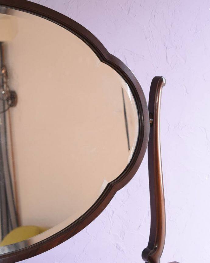 アンティークのドレッサー　アンティーク家具　英国アンティークのドレッサー、ミラーの形が美しいドレッシングチェスト（鏡台）。ご希望の方には新しいミラーでお届けしますコンディションのいいアンティークのミラーですが、ご希望の方には新しいミラーに交換してお届けします（別途見積もり）ご注文の際お気軽にご連絡下さい。(k-2744-f)