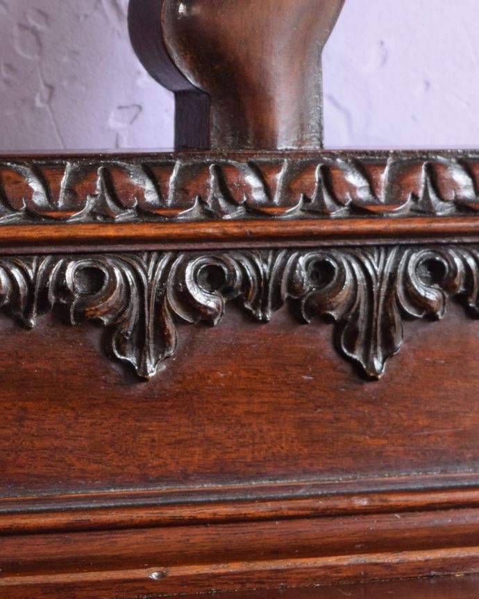 アンティークのドレッサー　アンティーク家具　英国アンティークのドレッサー、ミラーの形が美しいドレッシングチェスト（鏡台）。惚れ惚れするような美しさとっても堅い無垢材に一体どうやって彫っていったんでしょう？アンティークらしく細かい彫りを眺めているだけでうっとりしてしまいます。(k-2744-f)