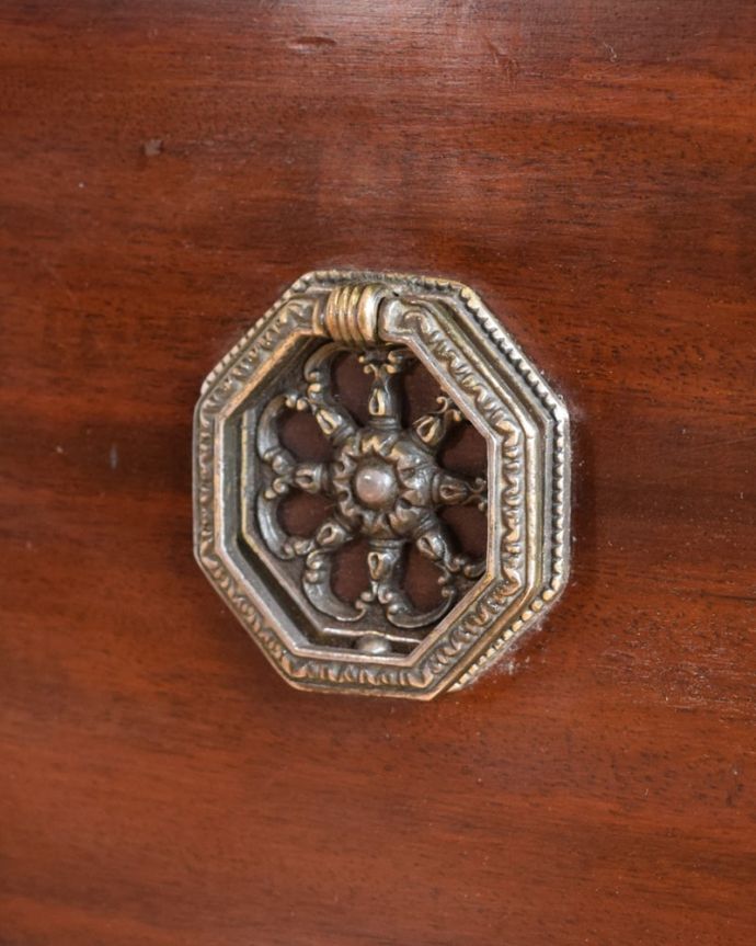 アンティークのドレッサー　アンティーク家具　英国アンティークのドレッサー、ミラーの形が美しいドレッシングチェスト（鏡台）。アンティークらしい素敵な取っ手味わい深いアンティークらしい取っ手のデザインからも時間の流れが感じられます。(k-2744-f)