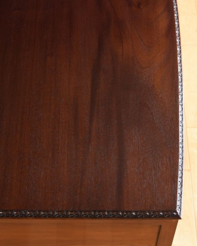 アンティークのドレッサー　アンティーク家具　英国アンティークのドレッサー、ミラーの形が美しいドレッシングチェスト（鏡台）。天板の塗装もキレイ近づいてみると、ピッカピカでキレイに仕上げた天板の塗装。(k-2744-f)