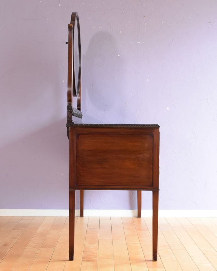 アンティークのドレッサー　アンティーク家具　英国アンティークのドレッサー、ミラーの形が美しいドレッシングチェスト（鏡台）。横から見てもステキもちろん横から見られてもいいようにしっかり修復してあります。(k-2744-f)