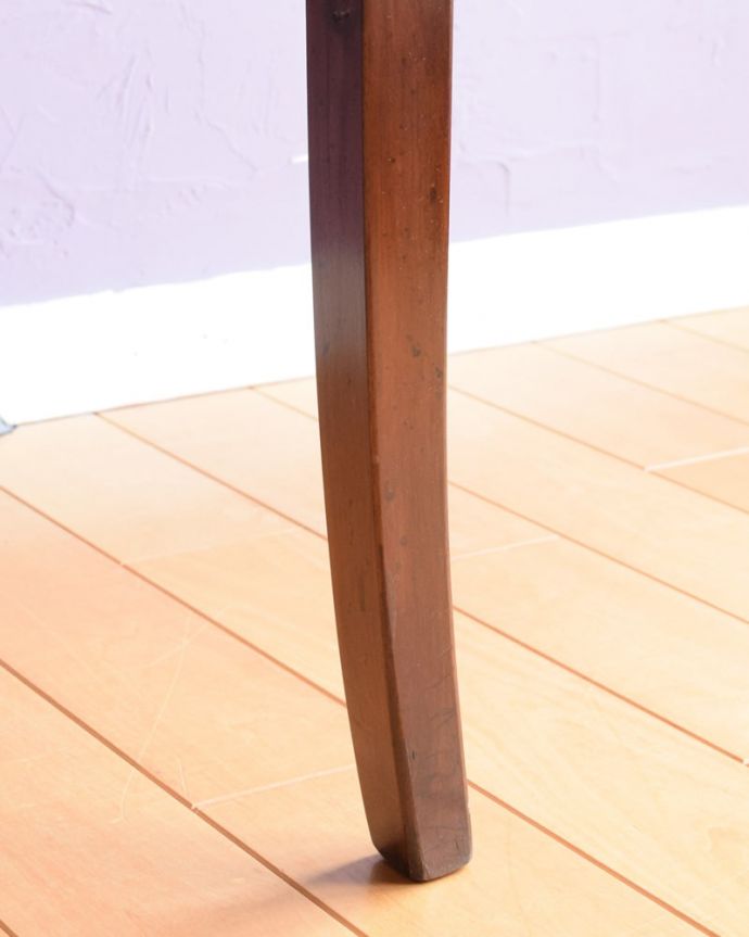 アンティークのドレッサー　アンティーク家具　英国アンティークのドレッサー、ミラーの形が美しいドレッシングチェスト（鏡台）。女性1人でラクラク運べちゃう仕掛けHandleのアンティークは、脚の裏にフェルトキーパーをお付けしています。(k-2744-f)