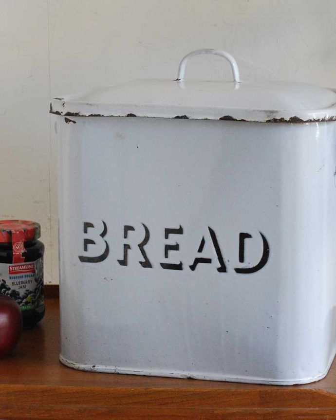 アンティーク ホーロー・アイアン製の雑貨　アンティーク雑貨　ディスプレイアイテムとしてもおススメ、アンティークブレッド缶(ブレッドビン)。可愛いデザインこのように文字がくっきり彫り込まれたような手法は、インサイズドと呼ばれ、アンティークならではの技なんです。(k-2744-z)