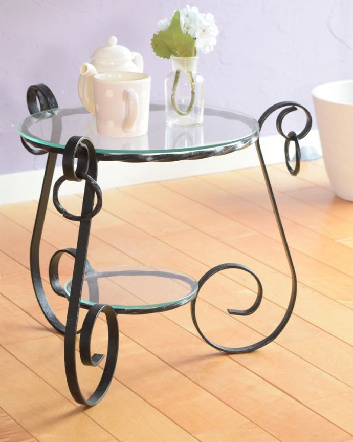 アンティークのテーブル　アンティーク家具　フランスのアンティーク家具、ガラス×アイアンの素敵なコーヒーテーブル。アンティークのアイアンが作り出す曲線美まだ機械が現代ほど発達していない時代に、職人さんはどうやって曲げたんだろう？と不思議になるくらいの美しさ。(k-2745-f)