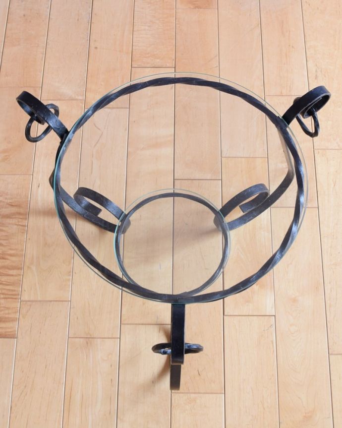 アンティークのテーブル　アンティーク家具　フランスのアンティーク家具、ガラス×アイアンの素敵なコーヒーテーブル。天板は新しいガラスで作りましたテーブルの上にものを置く度に、天板のガラス越しに美しい脚のデザインが目に飛び込んできます。(k-2745-f)