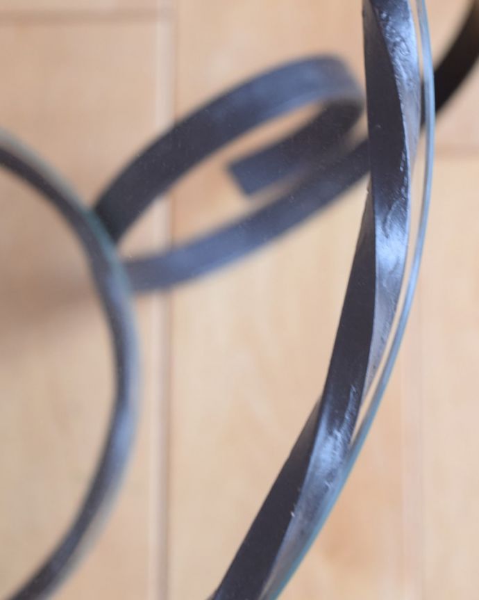 アンティークのテーブル　アンティーク家具　フランスのアンティーク家具、ガラス×アイアンの素敵なコーヒーテーブル。気軽に使える便利なガラス天板天板がガラスだから、熱いものも冷たいものも気にせず乗せることが出来て、飲み物をこぼしてもサッと拭くだけなので便利です。(k-2745-f)