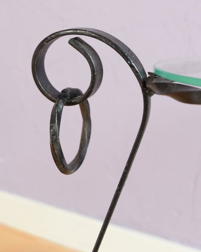 アンティークのテーブル　アンティーク家具　フランスのアンティーク家具、ガラス×アイアンの素敵なコーヒーテーブル。美しい装飾にもうっとり…さりげなく施された装飾。(k-2745-f)