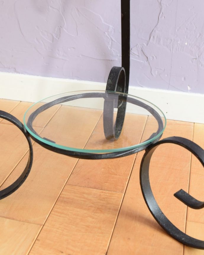 アンティークのテーブル　アンティーク家具　フランスのアンティーク家具、ガラス×アイアンの素敵なコーヒーテーブル。ガラスの棚下の段にもガラスの棚が付いています。(k-2745-f)