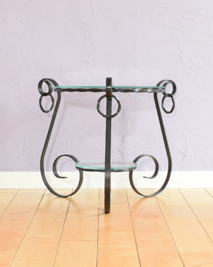 アンティークのテーブル　アンティーク家具　フランスのアンティーク家具、ガラス×アイアンの素敵なコーヒーテーブル。横から見るとよく分かります曲線のラインを横から見てみると、こんな感じに見えます。(k-2745-f)