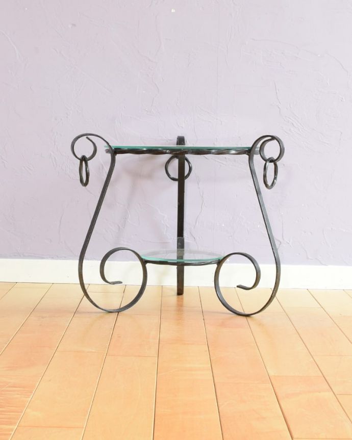アンティークのテーブル　アンティーク家具　フランスのアンティーク家具、ガラス×アイアンの素敵なコーヒーテーブル。クルッと回転すると･･･回転してみると印象が変わって見えて素敵。(k-2745-f)