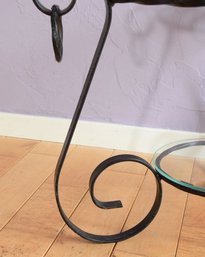 アンティークのテーブル　アンティーク家具　フランスのアンティーク家具、ガラス×アイアンの素敵なコーヒーテーブル。持ち上げなくても移動できます！Handleのアンティークは、脚の裏にフェルトキーパーをお付けしていますので、床を滑らせてれば移動が簡単です。(k-2745-f)