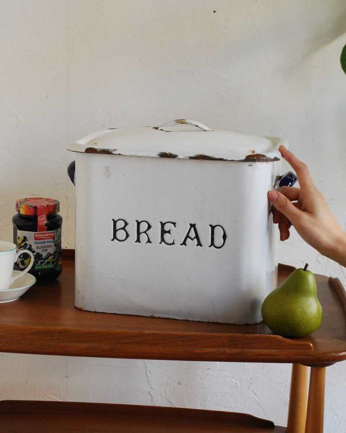 アンティーク ホーロー・アイアン製の雑貨 アンティーク雑貨 インテリアにもおススメ、イギリスから届いたアンティークブレッド缶(ブレッドビン)。お洒落に収納できちゃうキッチンやパントリー、パウダールームや子供部屋で日用品を入れてお使い下さい。(k-2745-z)