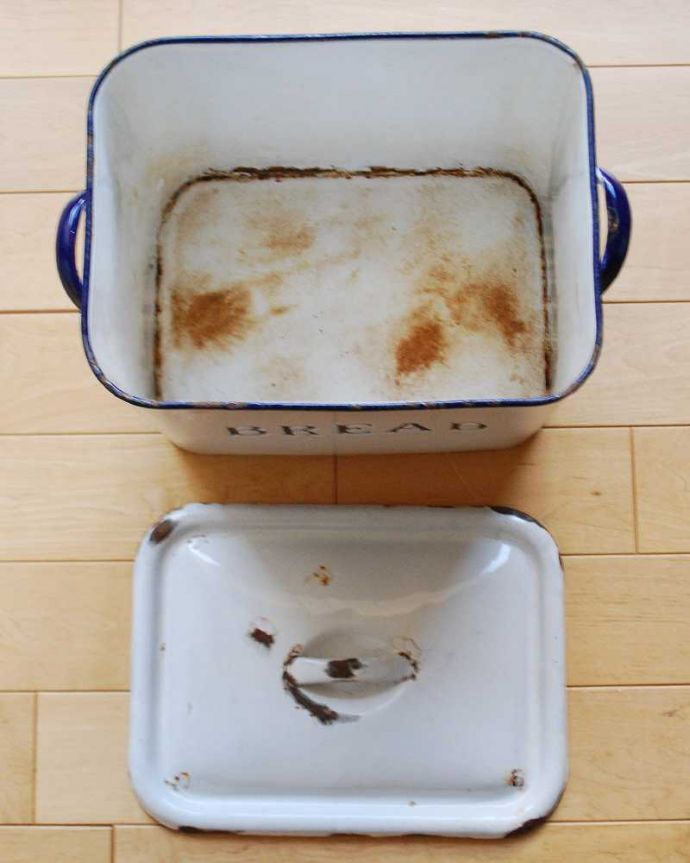 アンティーク ホーロー・アイアン製の雑貨 アンティーク雑貨 インテリアにもおススメ、イギリスから届いたアンティークブレッド缶(ブレッドビン)。中はこんな感じですアンティークは新品ではなので多少のキズ・汚れがある場合がありますが、使用上問題はありませんので、ご了承下さい。(k-2745-z)