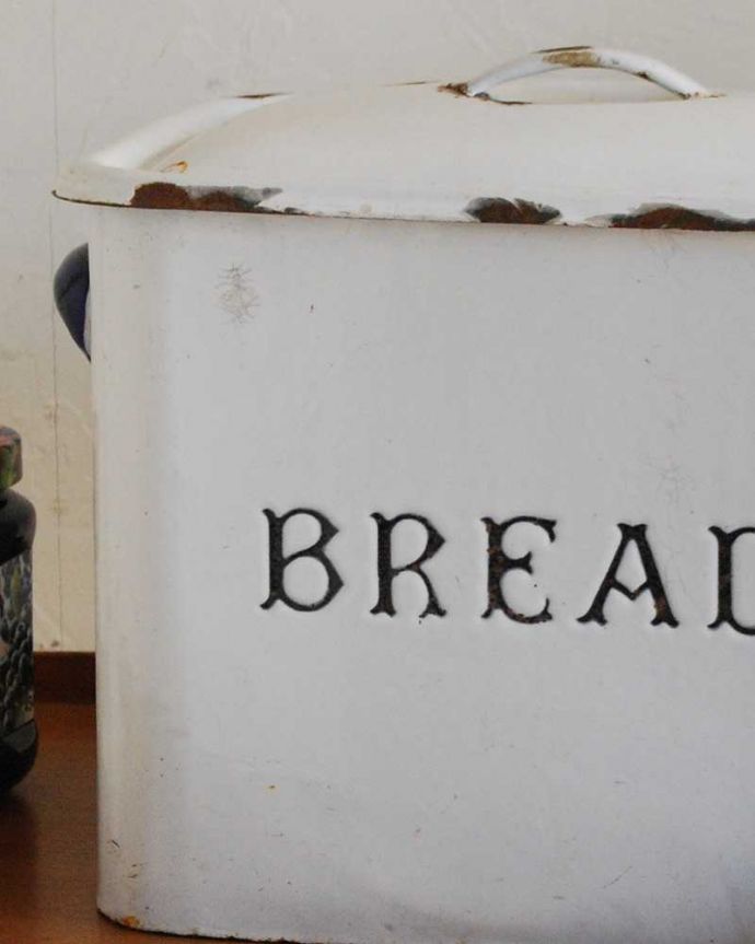 アンティーク ホーロー・アイアン製の雑貨 アンティーク雑貨 インテリアにもおススメ、イギリスから届いたアンティークブレッド缶(ブレッドビン)。可愛いデザインこのように文字がくっきり彫り込まれたような手法は、インサイズドと呼ばれ、アンティークならではの技なんです。(k-2745-z)