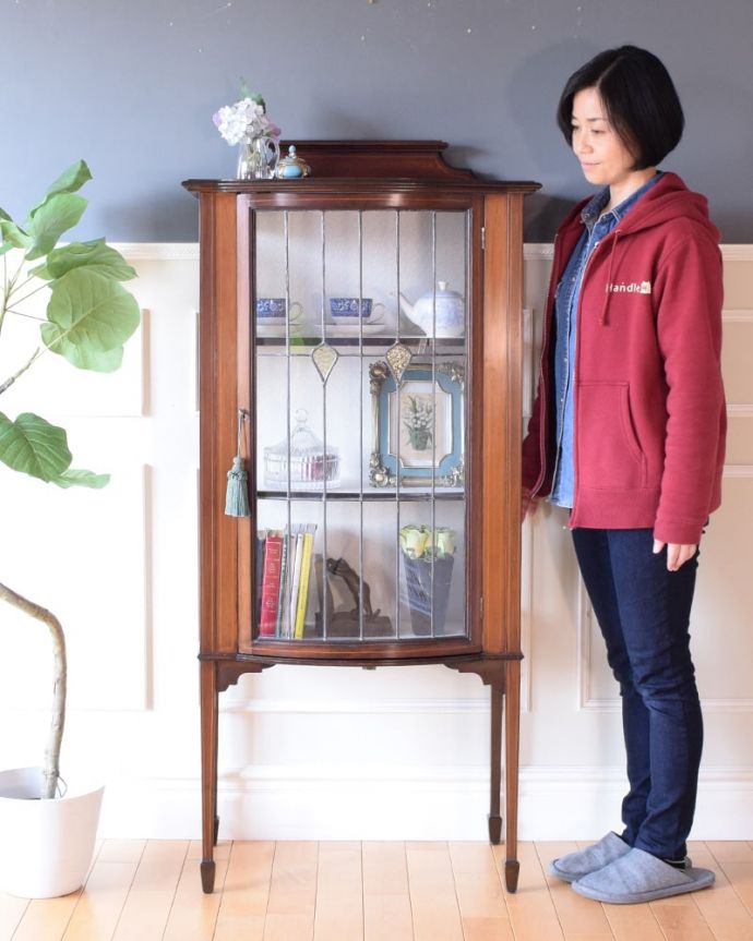 アンティークのキャビネット　アンティーク家具　ステンドグラスが美しい英国のアンティーク家具、クラシックなガラスのショーケースキャビネット。ステンドグラスの扉が美しいキャビネット扉がステンドグラスになっているから、キャビネットとステンドグラスの両方を一気に手に入れることが出来ちゃうんです。(k-2746-f)