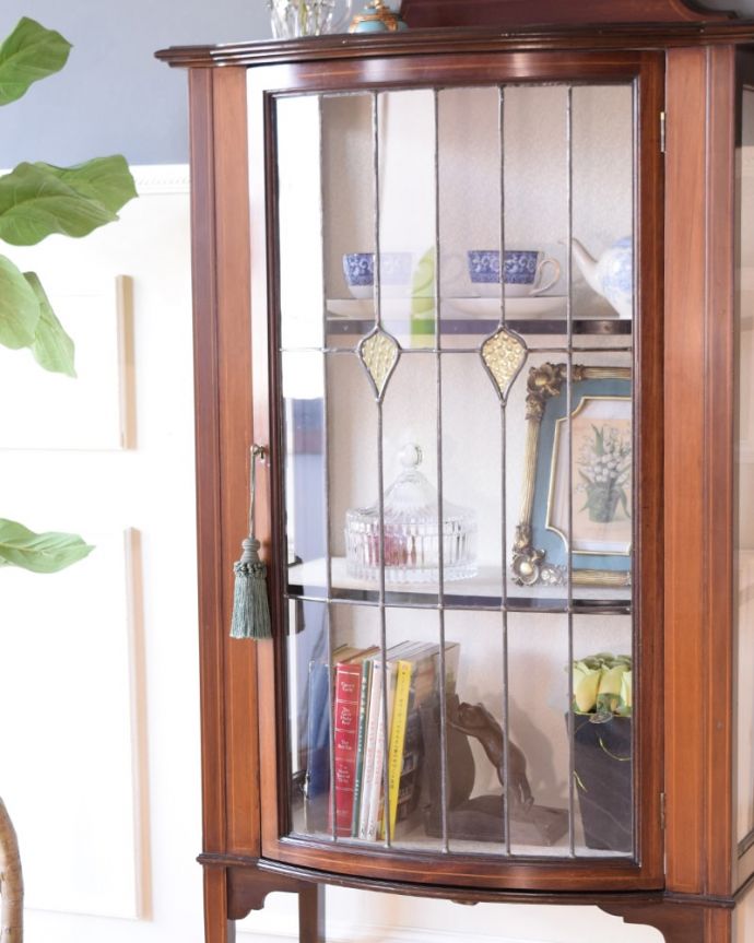 アンティークのキャビネット　アンティーク家具　ステンドグラスが美しい英国のアンティーク家具、クラシックなガラスのショーケースキャビネット。まずはステンドグラスを楽しみましょう現代のように機械が発達していない時代に作られたステンドグラス。(k-2746-f)