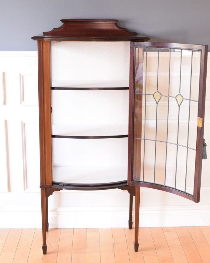 アンティークのキャビネット　アンティーク家具　ステンドグラスが美しい英国のアンティーク家具、クラシックなガラスのショーケースキャビネット。扉を開けてみると･･･職人がキレイに修復して、背板も新しい生地に張替えました。(k-2746-f)