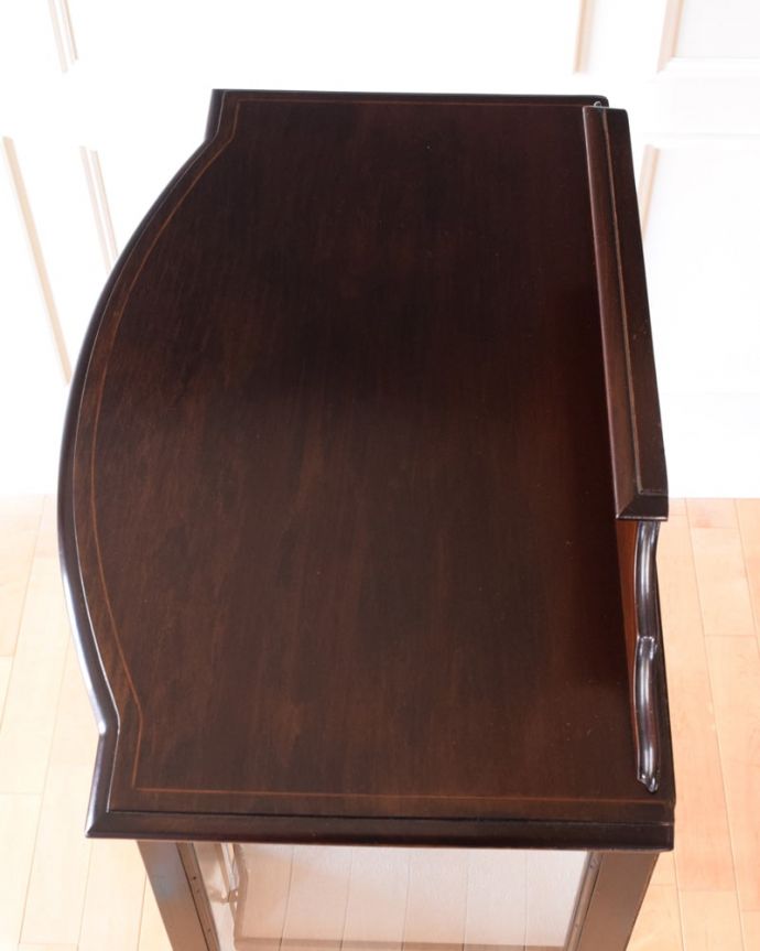 アンティークのキャビネット　アンティーク家具　ステンドグラスが美しい英国のアンティーク家具、クラシックなガラスのショーケースキャビネット。塗装もキレイに仕上げました上から見るとこんな形のキャビネットです。(k-2746-f)