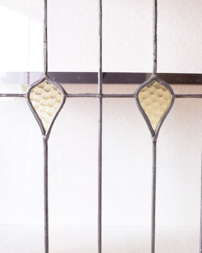 アンティークのキャビネット　アンティーク家具　ステンドグラスが美しい英国のアンティーク家具、クラシックなガラスのショーケースキャビネット。アンティークのガラスの美しさガラスも古いアンティークのステンドグラスは独特の雰囲気が魅力。(k-2746-f)