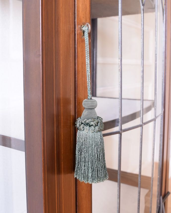 アンティークのキャビネット　アンティーク家具　ステンドグラスが美しい英国のアンティーク家具、クラシックなガラスのショーケースキャビネット。鍵を使って開けて下さいおとぎ話から出てきたような可愛いアンティークの鍵で開け閉め出来ます。(k-2746-f)