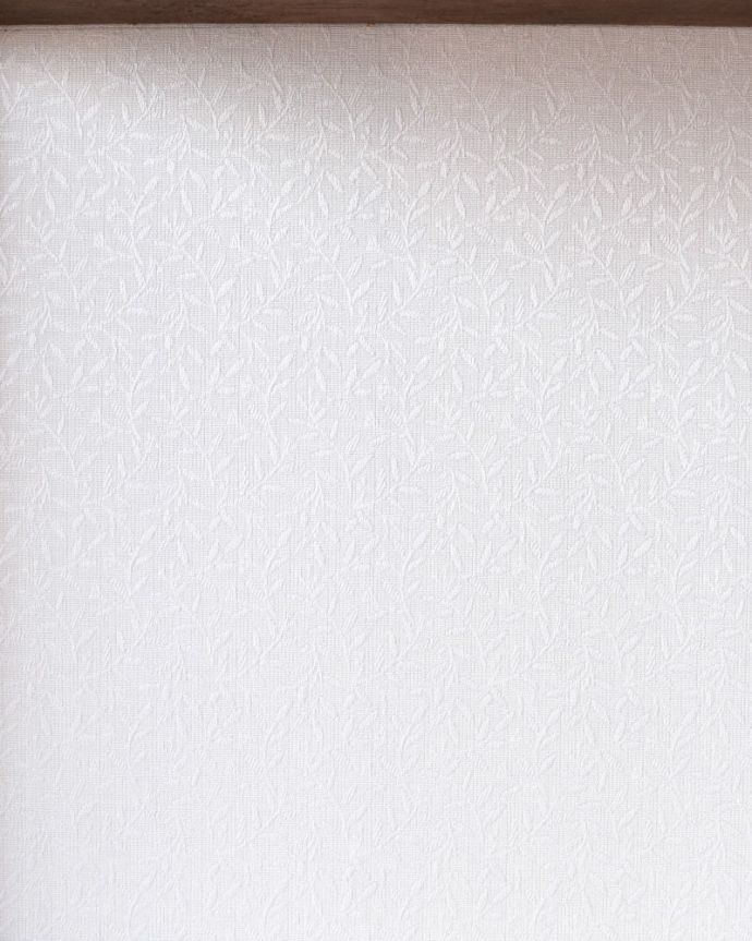 アンティークのキャビネット　アンティーク家具　ステンドグラスが美しい英国のアンティーク家具、クラシックなガラスのショーケースキャビネット。新しい生地で張り替えましたキャビネットの表情に合わせて新しい背板の生地を選びました。(k-2746-f)