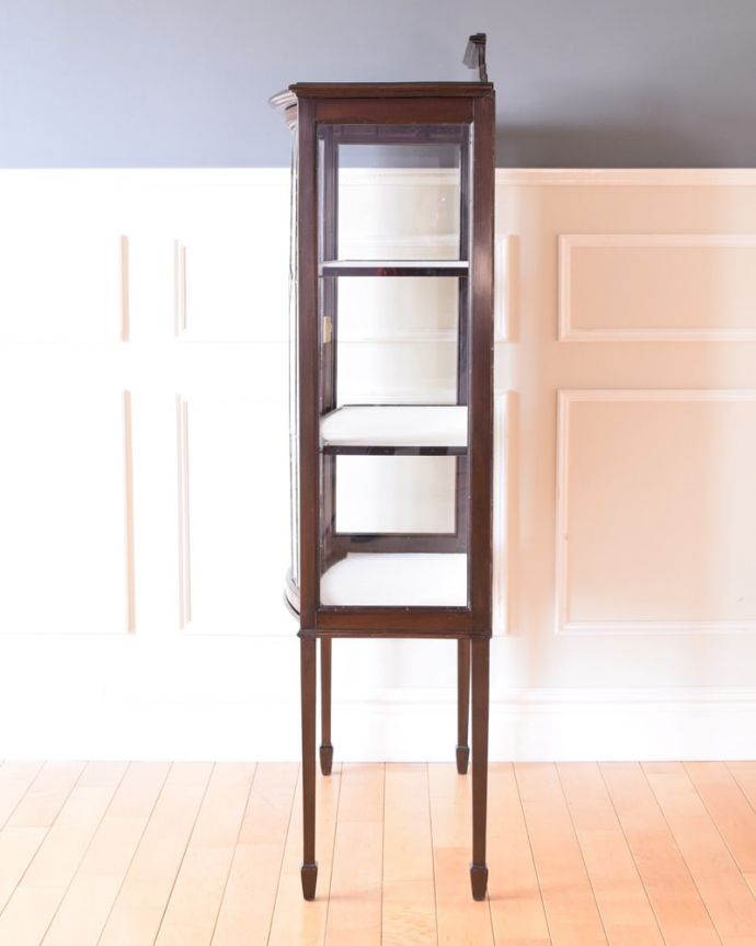 アンティークのキャビネット　アンティーク家具　ステンドグラスが美しい英国のアンティーク家具、クラシックなガラスのショーケースキャビネット。横から見ても素敵なんです三方向がガラスのキャビネット。(k-2746-f)