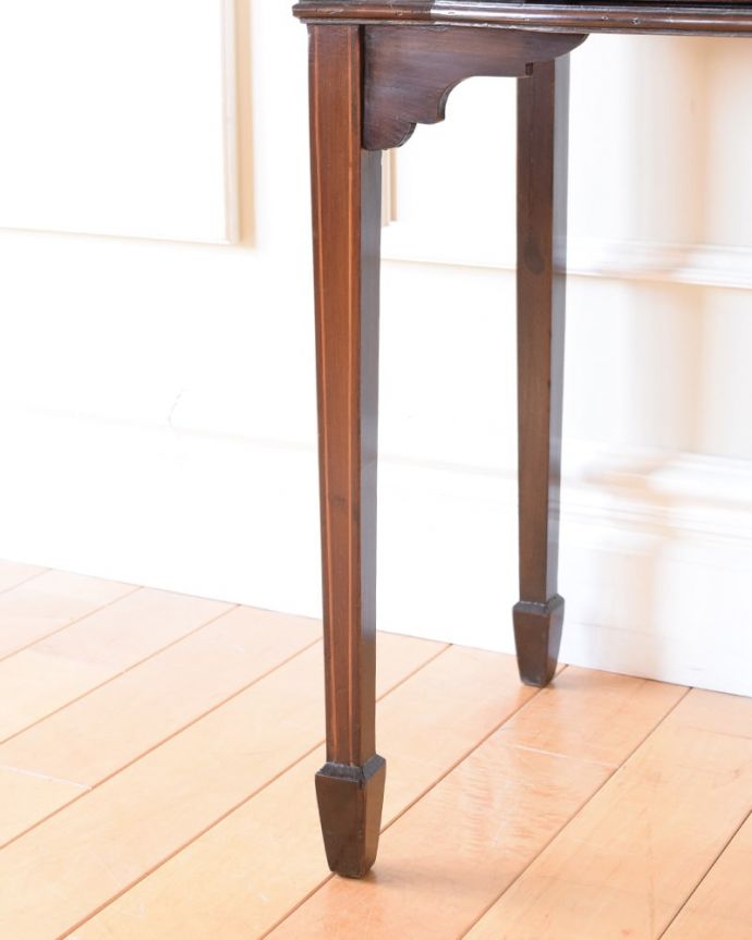 アンティークのキャビネット　アンティーク家具　ステンドグラスが美しい英国のアンティーク家具、クラシックなガラスのショーケースキャビネット。女性１人でラクラク運べちゃうんですHandleのアンティークは、脚の裏にフェルトキーパーをお付けしています。(k-2746-f)