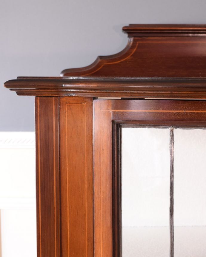 アンティークのキャビネット　アンティーク家具　ステンドグラスが美しい英国のアンティーク家具、クラシックなガラスのショーケースキャビネット。ここの彫も最上級の美しさいろんな部分の美しさが重なり合って、最上級の美しさを醸し出してくれます。(k-2746-f)