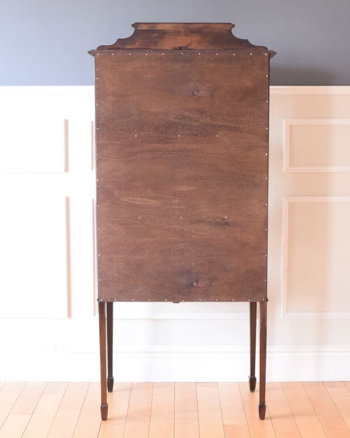 アンティークのキャビネット　アンティーク家具　ステンドグラスが美しい英国のアンティーク家具、クラシックなガラスのショーケースキャビネット。後ろ姿も美しいですアンティークは新品ではないので、経年変化によるキズはありますが、専門の職人がしっかり修復したので後姿もキレイです。(k-2746-f)