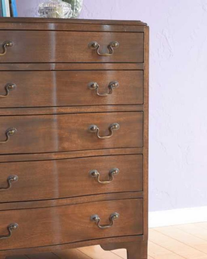 アンティークのチェスト　アンティーク家具　クラシックな雰囲気の５段チェスト、アンティーク英国家具。アンティークだから手に入る質の良さ現代では手に入れることが出来ない質のいい素材が使われているのもアンティーク家具の特長。(k-2747-f)