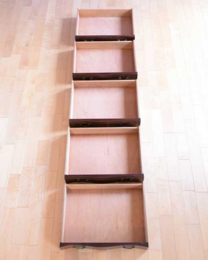 アンティークのチェスト　アンティーク家具　クラシックな雰囲気の５段チェスト、アンティーク英国家具。引き出しの中もキレイに修復しましたお洋服を入れてもいいように、引き出しの中も専門の職人が時間をかけてしっかり修復しました。(k-2747-f)