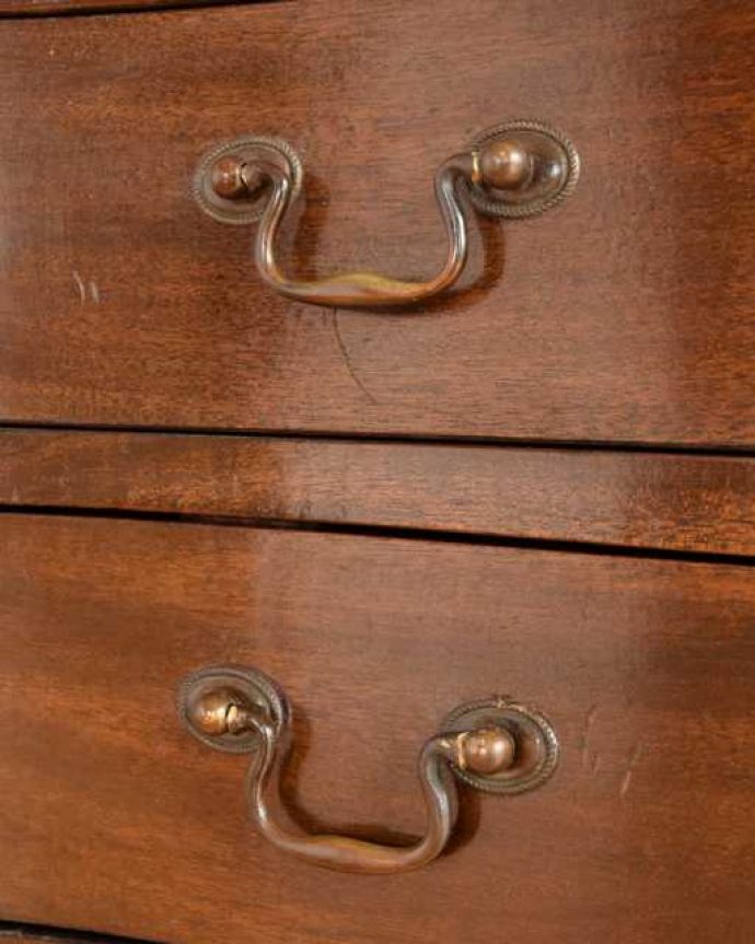 アンティークのチェスト　アンティーク家具　クラシックな雰囲気の５段チェスト、アンティーク英国家具。アンティークらしい取っ手アンティーク家具は取っ手のデザインまで、なんだか高級感があるんですよね。(k-2747-f)